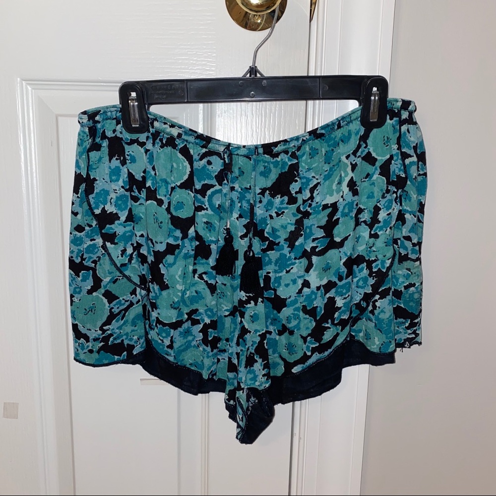 VOLCOM Floral Shorts